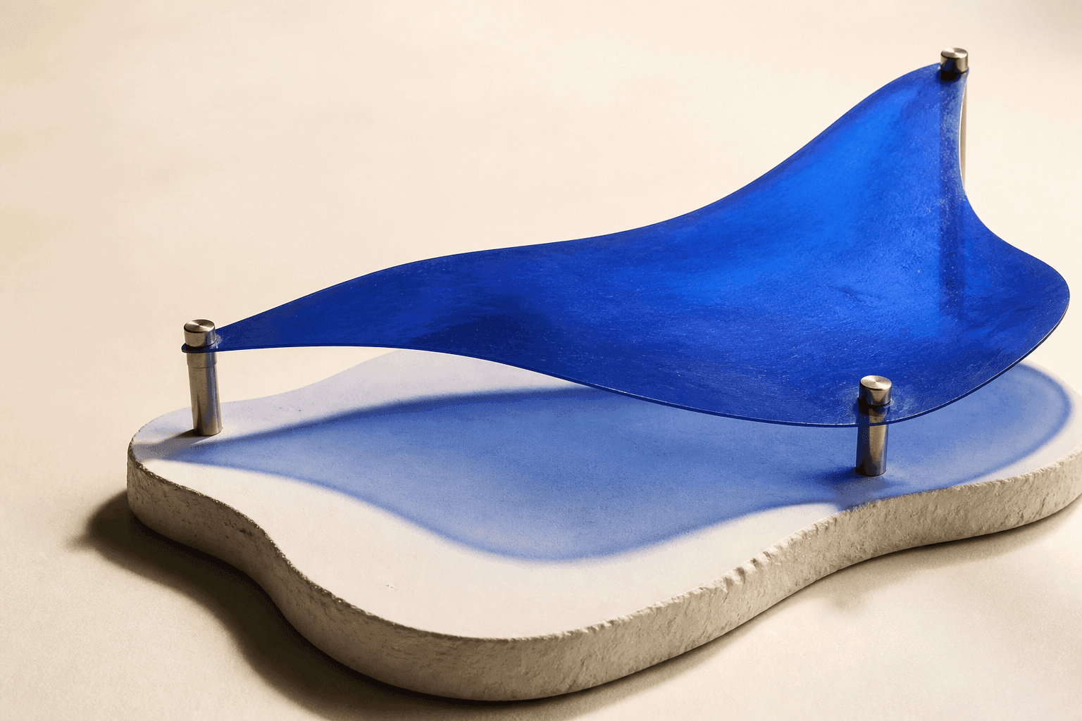 Illustration éditoriale générée montrant une membrane de résine cobalt tendue par trois attaches métalliques au-dessus d’un relief irrégulier en plâtre ivoire, séparée de celui-ci par un espace et projetant une ombre bleue assortie.