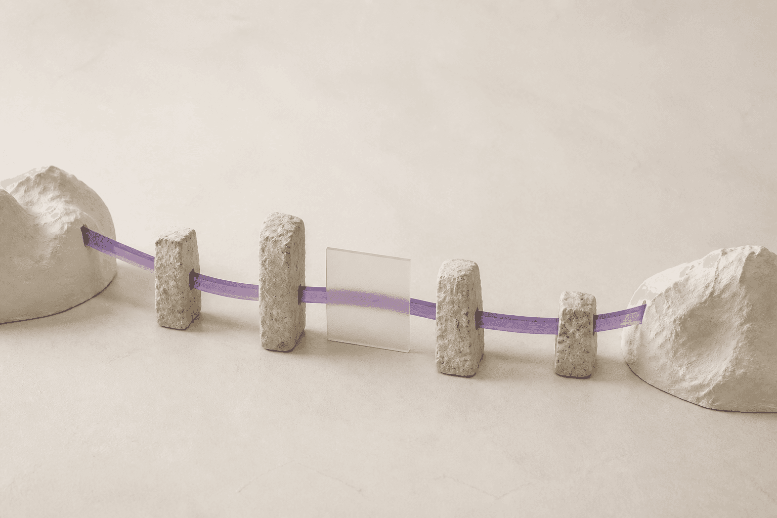 Illustration générée montrant deux masses de plâtre ivoire reliées par un ruban de résine violet qui traverse cinq relais minéraux irréguliers; une plaque de verre dépoli masque le segment central.