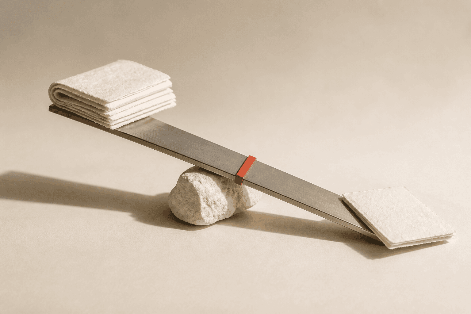 Illustration générée en vue oblique montrant une longue lame d’aluminium brossé posée en équilibre sur une pierre claire, avec deux paquets inégaux de papier ivoire à ses extrémités et un curseur corail décentré.