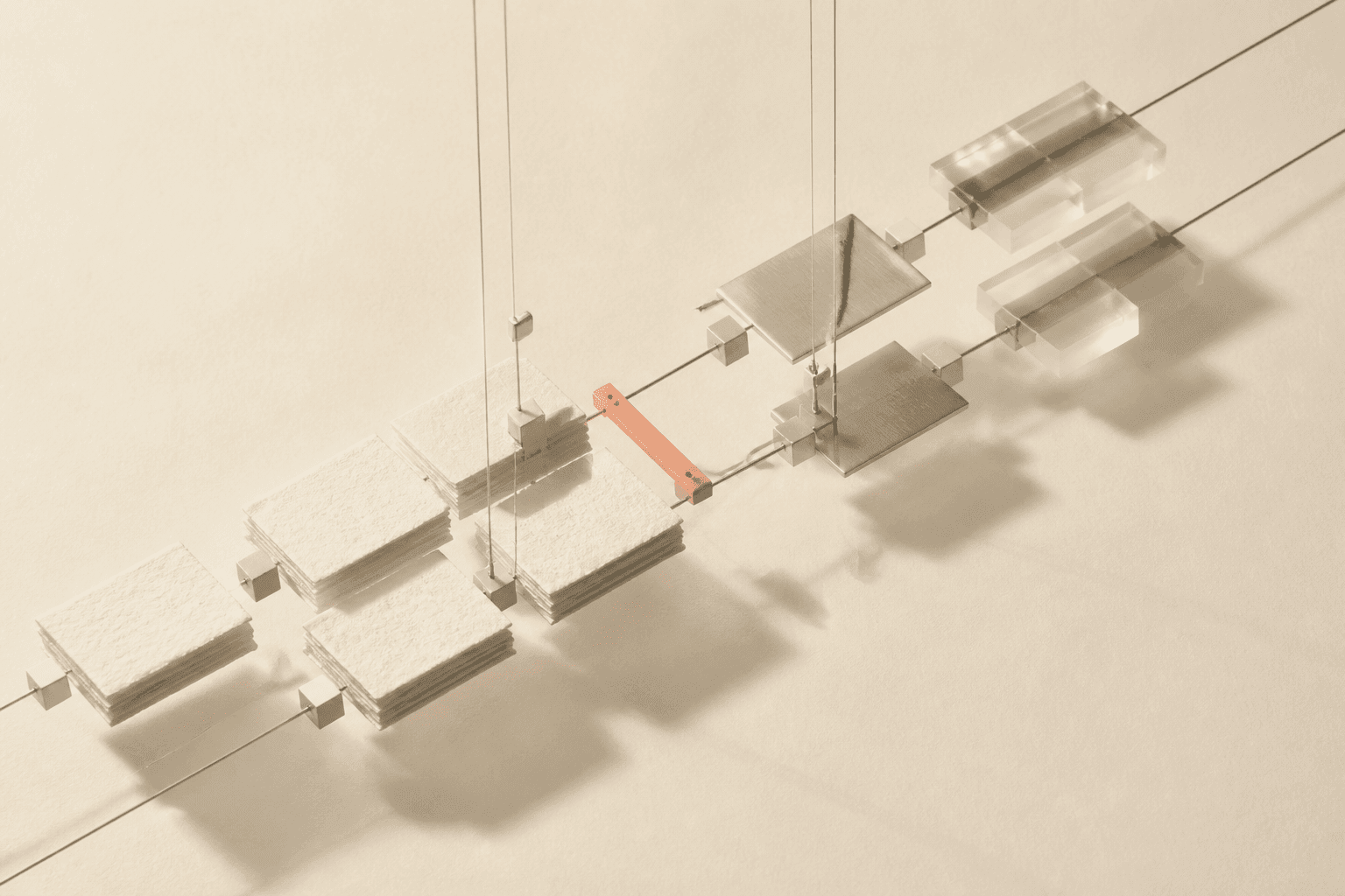 Illustration générée montrant deux séries diagonales de plaques suspendues en papier ivoire, aluminium et résine transparente, reliées par une petite barre corail.
